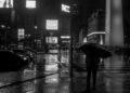 Peatones cruzan bajo la lluvia en un cruce de Tokio, Japón, durante la racha récord de precipitaciones.
