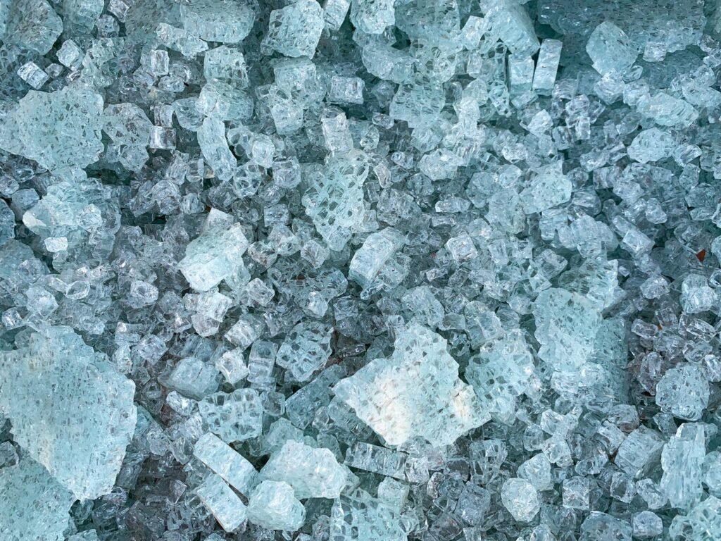 Piedras de granizo de gran tamaño sobre el suelo tras una tormenta intensa, similar a la registrada en Córdoba.