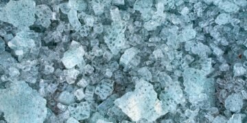 Piedras de granizo de gran tamaño sobre el suelo tras una tormenta intensa, similar a la registrada en Córdoba.