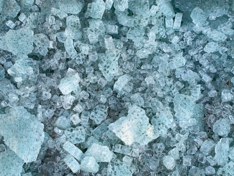 Piedras de granizo de gran tamaño sobre el suelo tras una tormenta intensa, similar a la registrada en Córdoba.