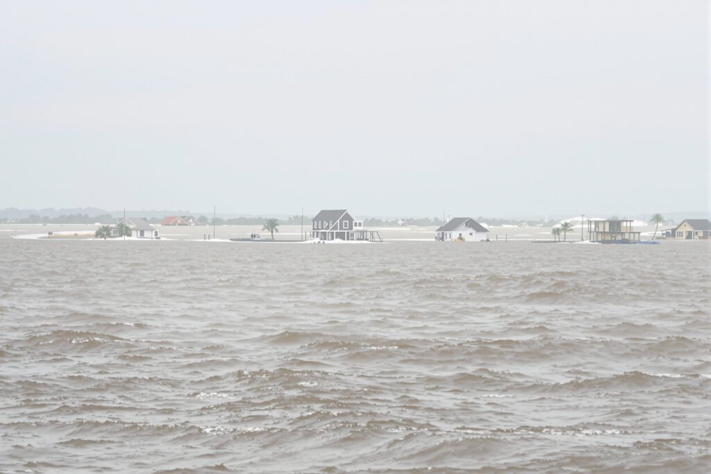 Inundaciones costeras durante una tormenta nor'easter en la costa este de Estados Unidos con olas golpeando viviendas.