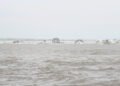 Inundaciones costeras durante una tormenta nor'easter en la costa este de Estados Unidos con olas golpeando viviendas.