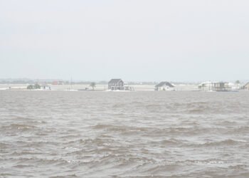 Inundaciones costeras durante una tormenta nor'easter en la costa este de Estados Unidos con olas golpeando viviendas.