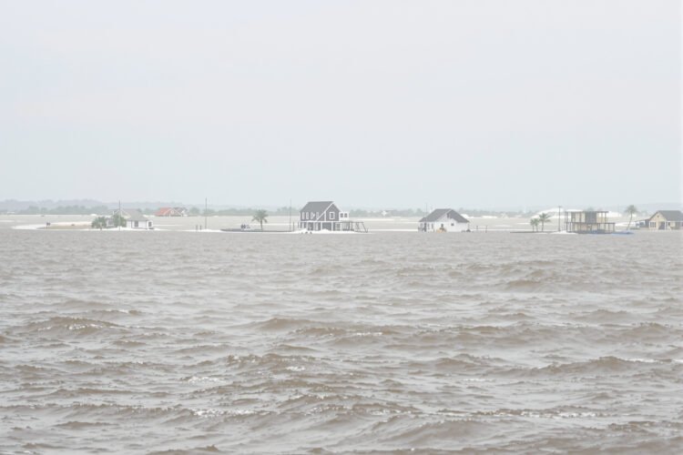 Inundaciones costeras durante una tormenta nor'easter en la costa este de Estados Unidos con olas golpeando viviendas.