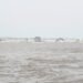 Inundaciones costeras durante una tormenta nor'easter en la costa este de Estados Unidos con olas golpeando viviendas.