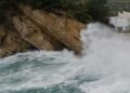 Olas gigantes y agua inundando una costa durante una tormenta del noreste en Estados Unidos.