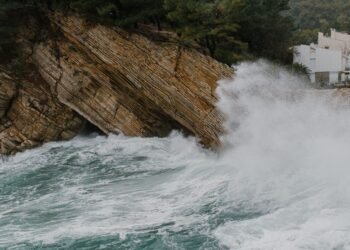 Olas gigantes y agua inundando una costa durante una tormenta del noreste en Estados Unidos.
