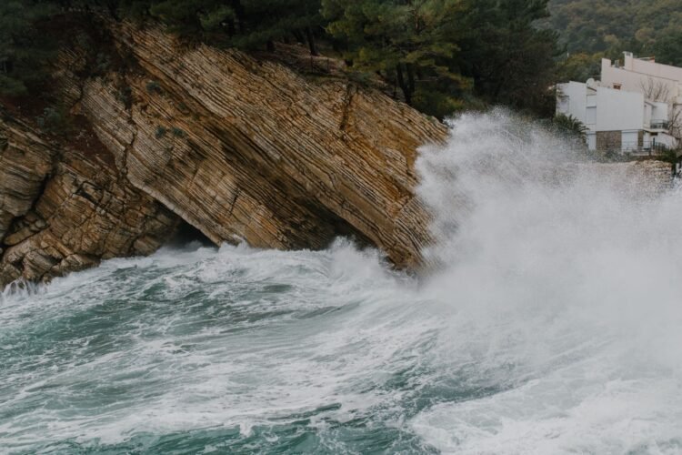 Olas gigantes y agua inundando una costa durante una tormenta del noreste en Estados Unidos.