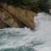 Olas gigantes y agua inundando una costa durante una tormenta del noreste en Estados Unidos.