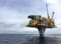 Plataforma petrolera offshore en el océano, imagen representativa del proyecto Sea Lion suspendido en Malvinas.