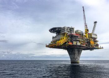 Plataforma petrolera offshore en el océano, imagen representativa del proyecto Sea Lion suspendido en Malvinas.
