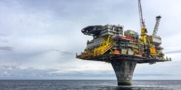 Plataforma petrolera offshore en el océano, imagen representativa del proyecto Sea Lion suspendido en Malvinas.