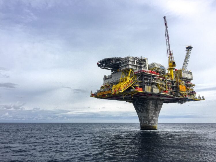 Plataforma petrolera offshore en el océano, imagen representativa del proyecto Sea Lion suspendido en Malvinas.