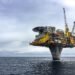 Plataforma petrolera offshore en el océano, imagen representativa del proyecto Sea Lion suspendido en Malvinas.