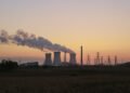Chimeneas de una central eléctrica a carbón liberando emisiones al atardecer en Estados Unidos.