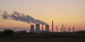Chimeneas de una central eléctrica a carbón liberando emisiones al atardecer en Estados Unidos.