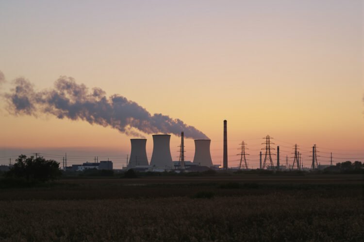 Chimeneas de una central eléctrica a carbón liberando emisiones al atardecer en Estados Unidos.