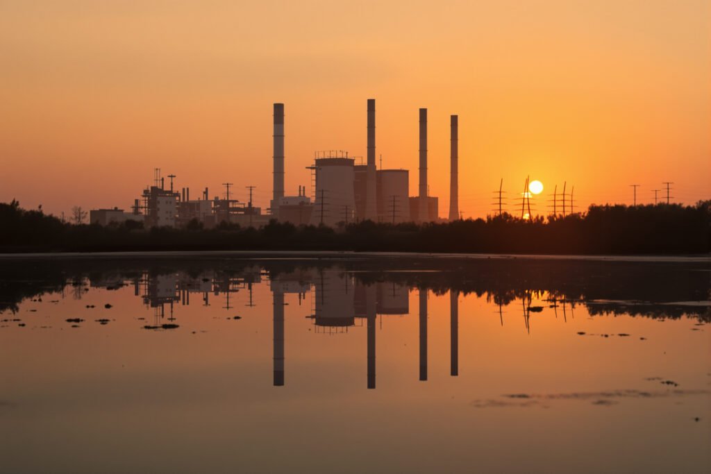Chimeneas de una central eléctrica de carbón liberando emisiones al atardecer, Estados Unidos.