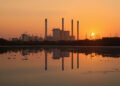 Chimeneas de una central eléctrica de carbón liberando emisiones al atardecer, Estados Unidos.