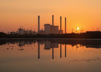 Chimeneas de una central eléctrica de carbón liberando emisiones al atardecer, Estados Unidos.