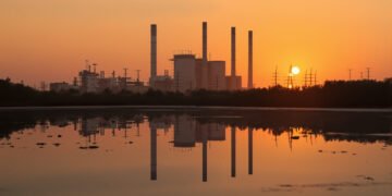 Chimeneas de una central eléctrica de carbón liberando emisiones al atardecer, Estados Unidos.