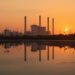 Chimeneas de una central eléctrica de carbón liberando emisiones al atardecer, Estados Unidos.