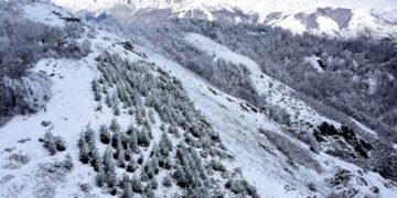 Vista de montañas nevadas en la Patagonia argentina con pendientes pronunciadas propensas a avalanchas.
