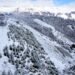 Vista de montañas nevadas en la Patagonia argentina con pendientes pronunciadas propensas a avalanchas.