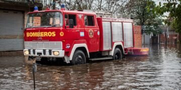 Calle inundada en Uruguay durante evento climático extremo provocado por El Niño.