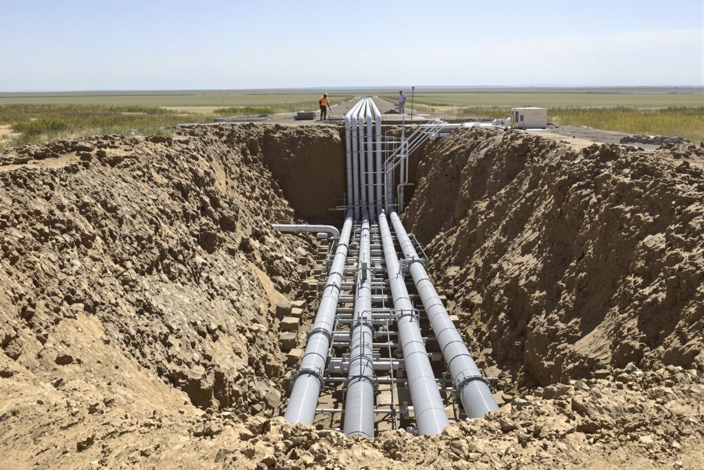 Instalación de tuberías geotérmicas subterráneas en un proyecto residencial de eficiencia energética.