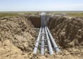 Instalación de tuberías geotérmicas subterráneas en un proyecto residencial de eficiencia energética.