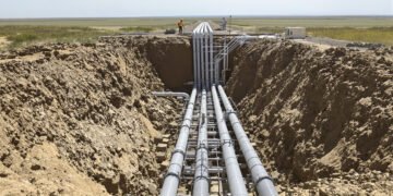 Instalación de tuberías geotérmicas subterráneas en un proyecto residencial de eficiencia energética.