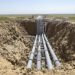 Instalación de tuberías geotérmicas subterráneas en un proyecto residencial de eficiencia energética.