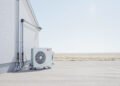 Bomba de calor instalada en el exterior de una vivienda residencial europea.