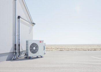 Bomba de calor instalada en el exterior de una vivienda residencial europea.