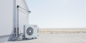 Bomba de calor instalada en el exterior de una vivienda residencial europea.