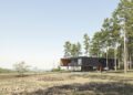 Conjunto de viviendas modernas integradas en un entorno boscoso, representando el proyecto de construcción sostenible en Dina