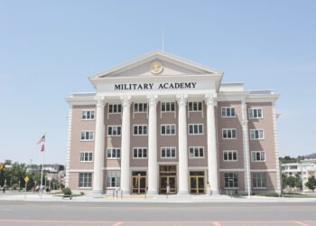 Fachada de una academia militar estadounidense, representando instituciones de educación castrense como West Point.