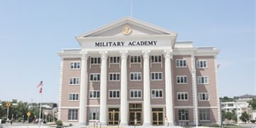 Fachada de una academia militar estadounidense, representando instituciones de educación castrense como West Point.