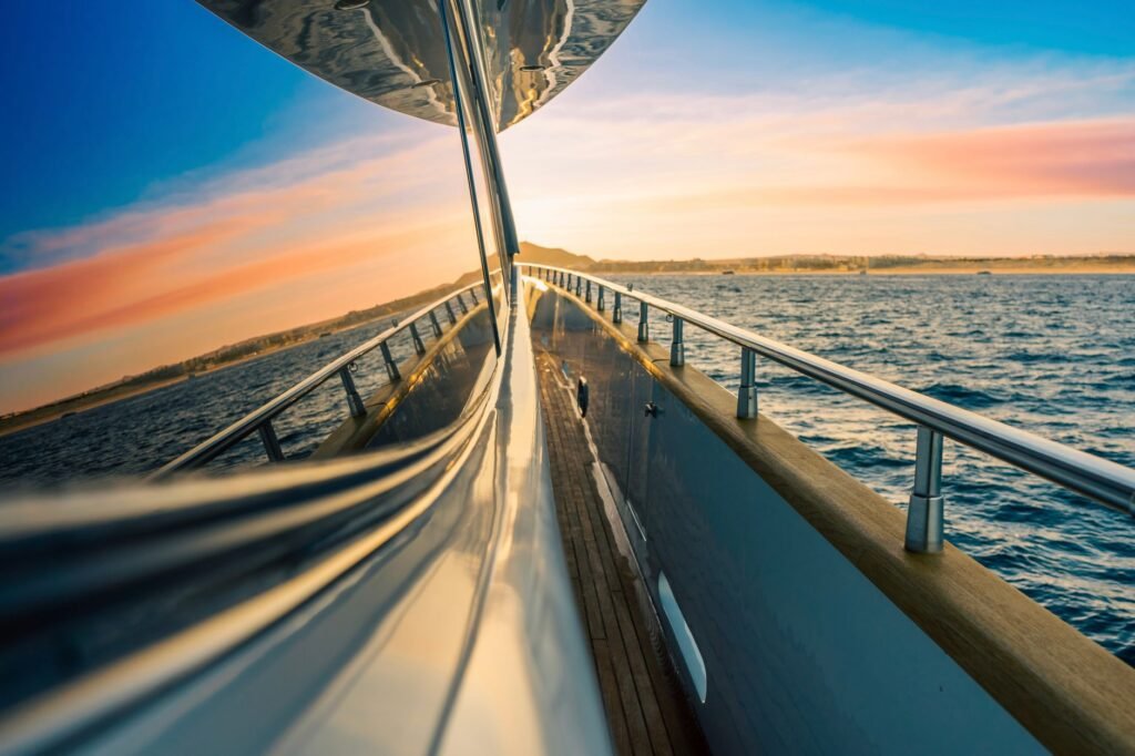 Yate de lujo navegando en aguas tranquilas al atardecer, símbolo de la desigualdad en las emisiones de carbono.