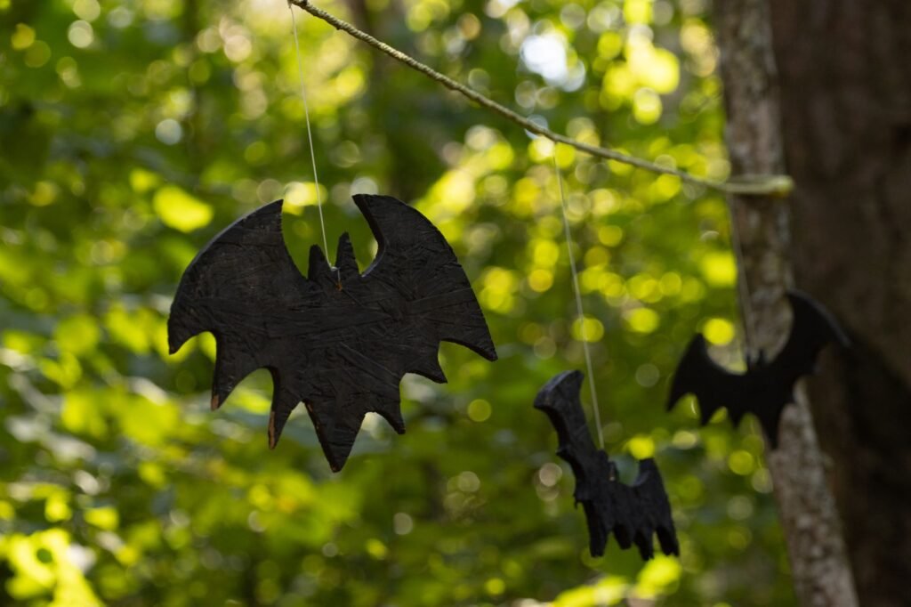 Murciélago en vuelo nocturno en bosque tropical, representando la biodiversidad de mamíferos de Honduras.