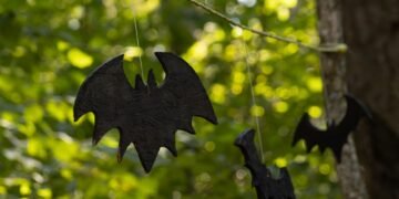 Murciélago en vuelo nocturno en bosque tropical, representando la biodiversidad de mamíferos de Honduras.