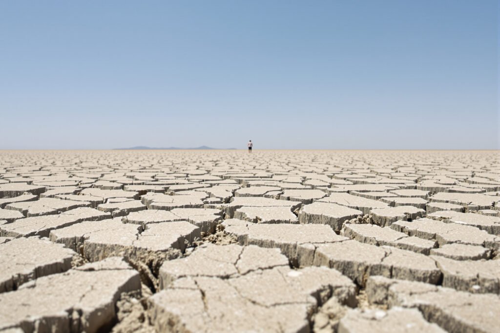 Tierra agrietada por la sequía en Centroamérica, una de las regiones más afectadas por El Niño 2026-2027.