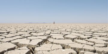Tierra agrietada por la sequía en Centroamérica, una de las regiones más afectadas por El Niño 2026-2027.