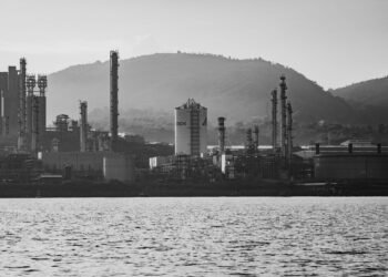 Río contaminado en México con residuos industriales y urbanos en sus aguas.