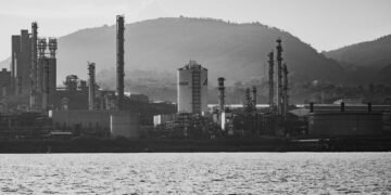Río contaminado en México con residuos industriales y urbanos en sus aguas.