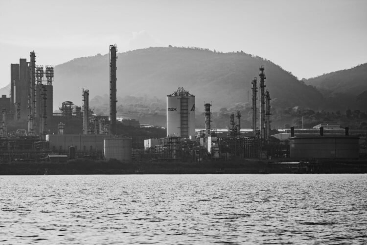 Río contaminado en México con residuos industriales y urbanos en sus aguas.