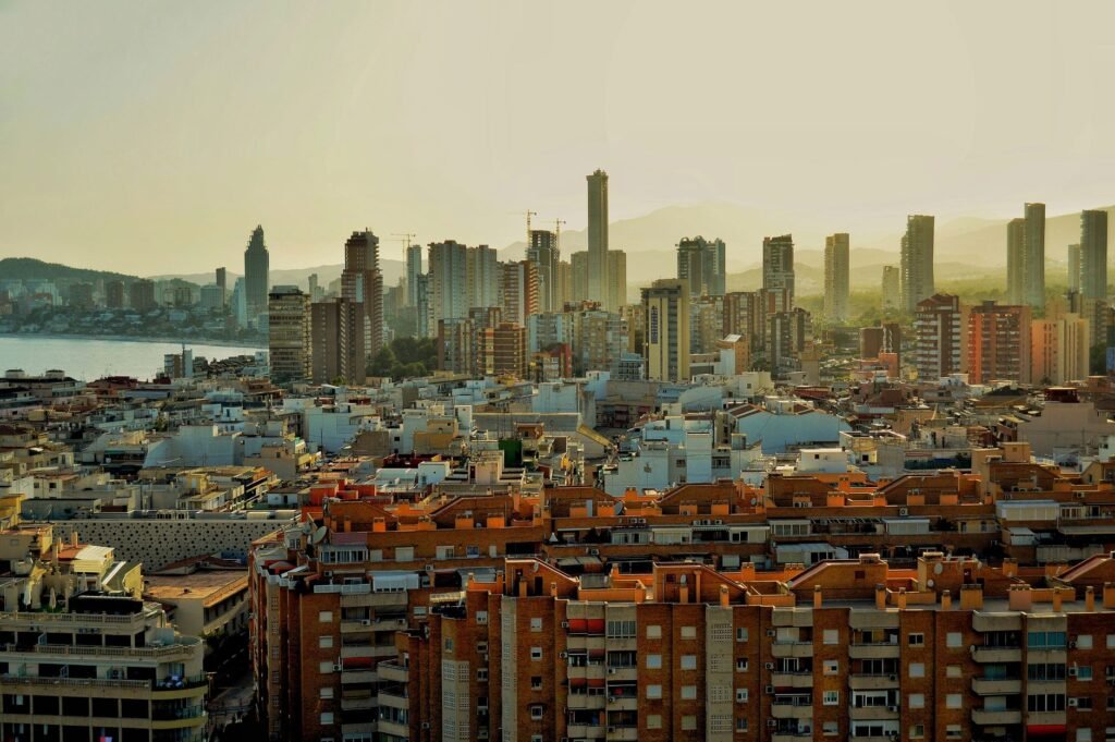 Paisaje urbano europeo bajo una ola de calor extremo en verano, evidenciando las condiciones que provocaron 50.000 muertes en