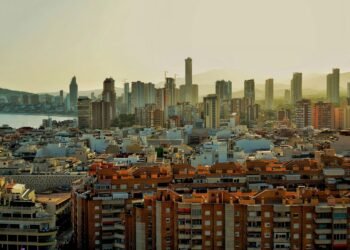 Paisaje urbano europeo bajo una ola de calor extremo en verano, evidenciando las condiciones que provocaron 50.000 muertes en