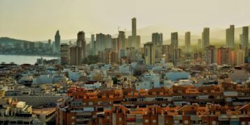 Paisaje urbano europeo bajo una ola de calor extremo en verano, evidenciando las condiciones que provocaron 50.000 muertes en